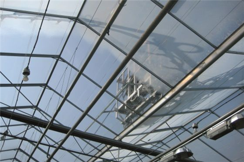 如何安全清潔玻璃溫室屋頂？